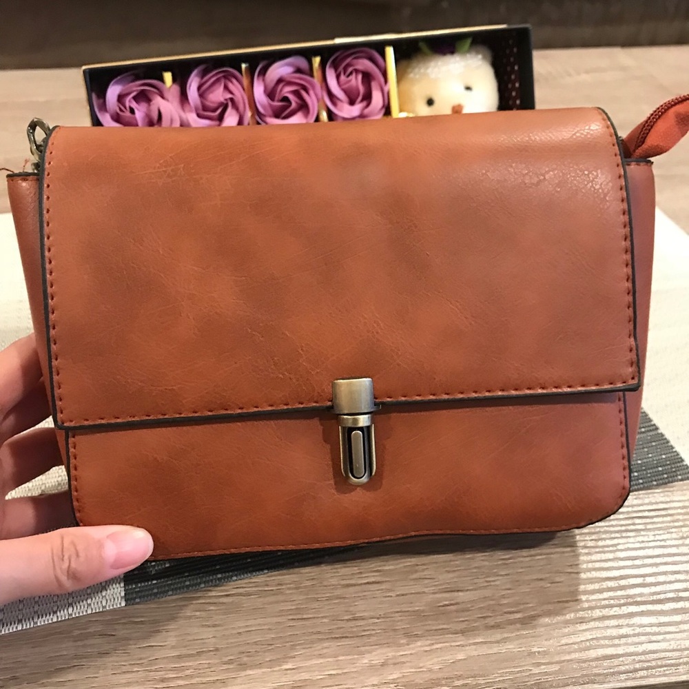 Cute Crossbody - Picture 4 of 5
